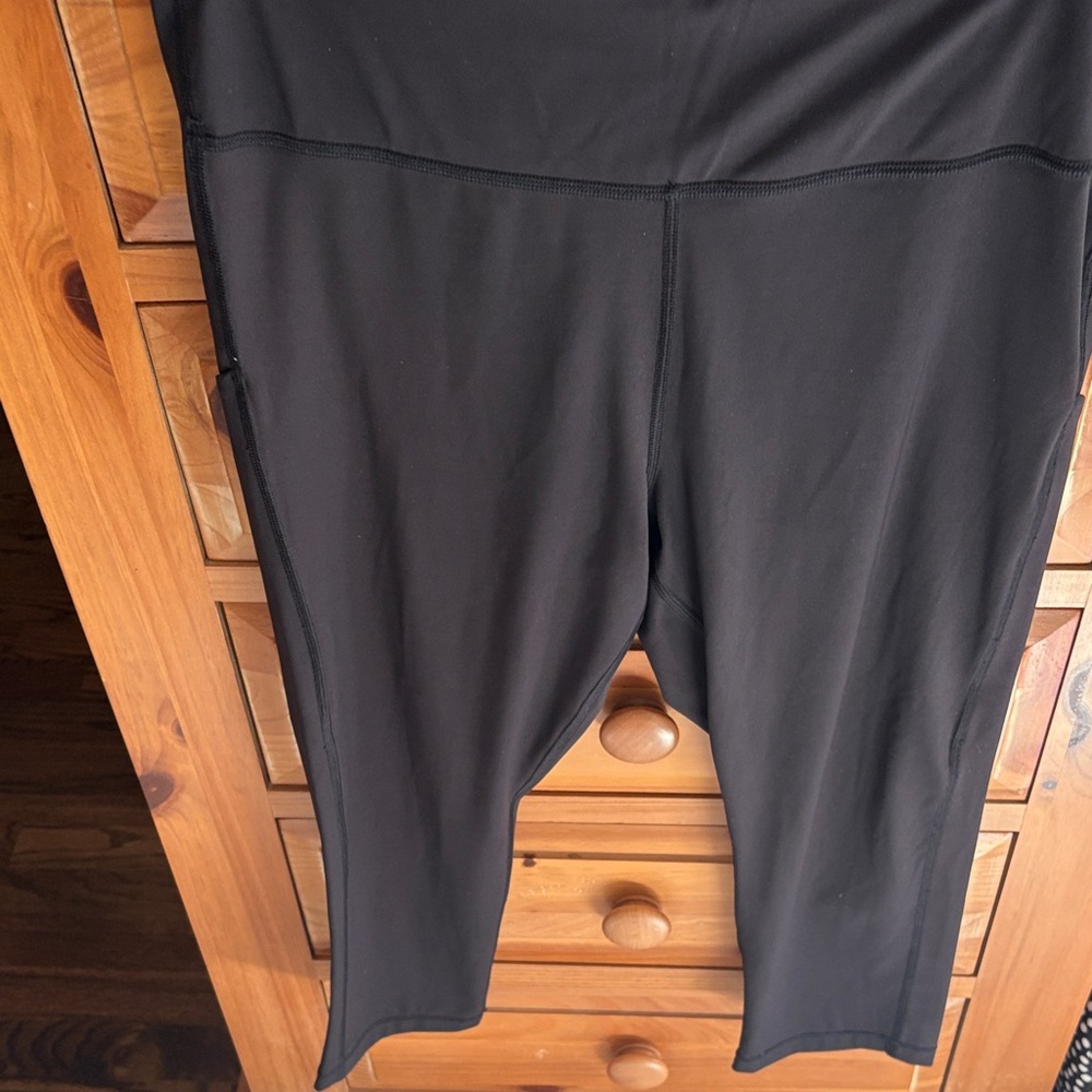 ATHLET Ultimate Stash Pocket Capri in Dark Charcoal - Picture 5 of 5